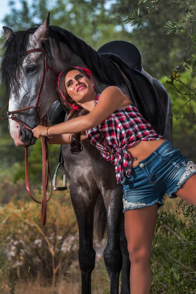 Hermosa chica y caballo en la naturaleza — Foto de Stock