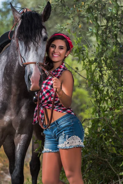 Девочка и лошадь в природе — стоковое фото