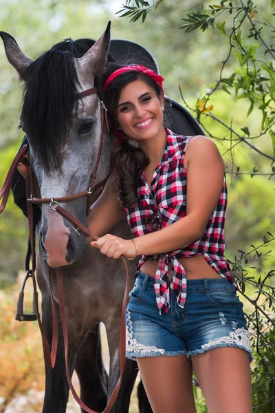 Красива дівчина і кінь в природі — стокове фото