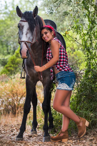 Bella ragazza e cavallo in natura — Foto Stock