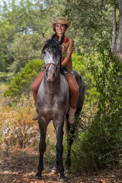 Bella ragazza e cavallo in natura — Foto Stock