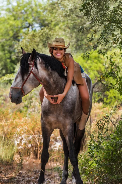 Bella ragazza e cavallo in natura — Foto Stock