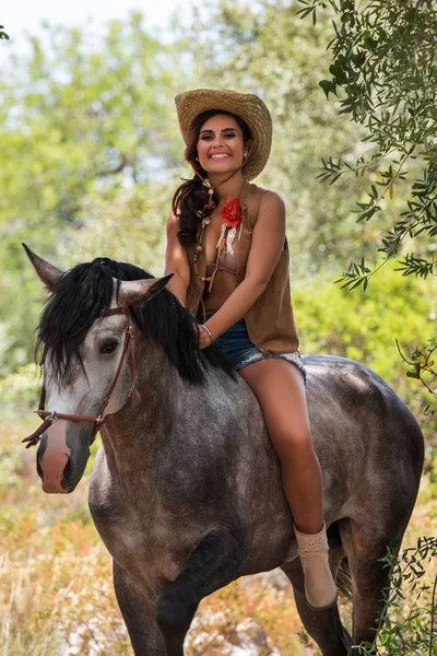 Bella ragazza e cavallo in natura — Foto Stock