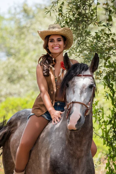 Bella ragazza e cavallo in natura — Foto Stock