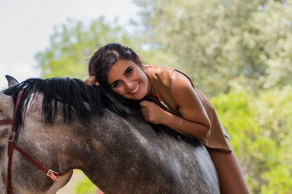 Beautiful girl and horse in nature — Stock Photo, Image