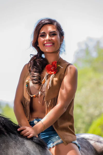 Hermosa chica y caballo en la naturaleza — Foto de Stock