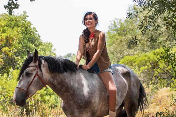 Bella ragazza e cavallo in natura — Foto Stock