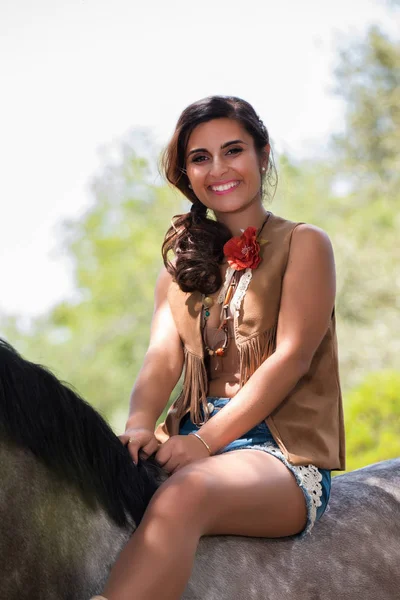 Vacker flicka och häst i naturen — Stockfoto