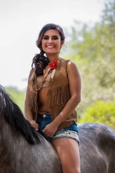 Hermosa chica y caballo en la naturaleza — Foto de Stock