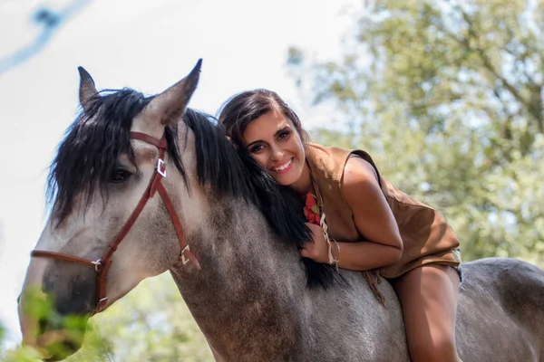 Beautiful girl and horse in nature — Stock Photo, Image