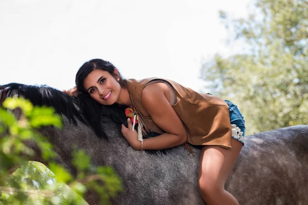 Bella ragazza e cavallo in natura — Foto Stock