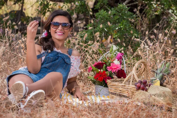 Hermosa chica en la naturaleza — Foto de Stock