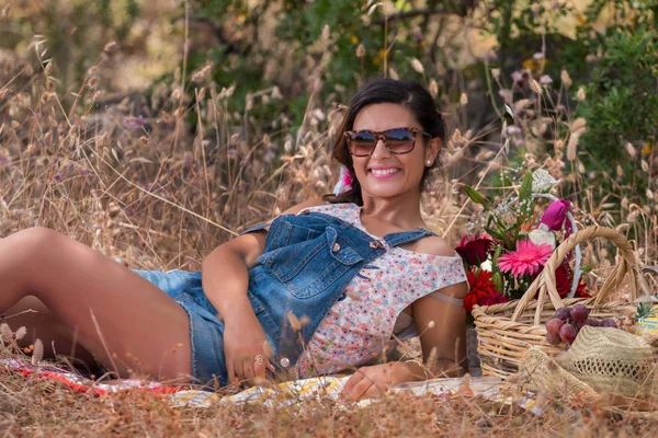 Hermosa chica en la naturaleza —  Fotos de Stock