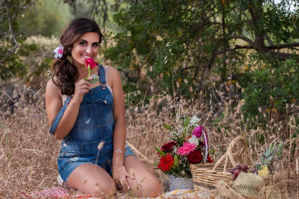 Menina bonita na natureza — Fotografia de Stock