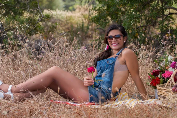 Beautiful girl in nature — Stock Photo, Image