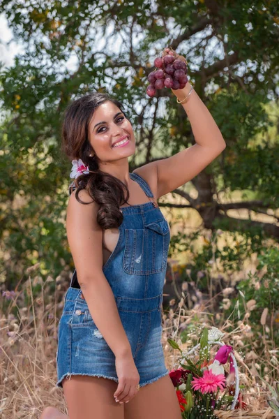 Menina bonita na natureza — Fotografia de Stock