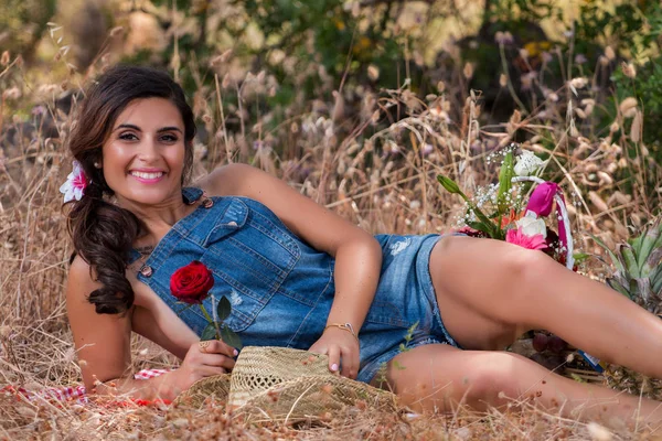 Beautiful girl in nature — Stock Photo, Image