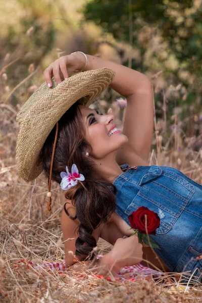 Hermosa chica en la naturaleza — Foto de Stock