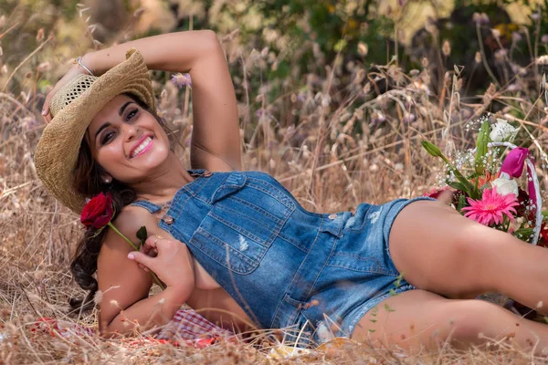 Beautiful girl in nature — Stock Photo, Image