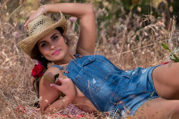 Beautiful girl in nature — Stock Photo, Image