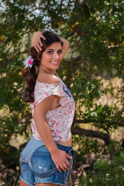 Beautiful girl in nature — Stock Photo, Image