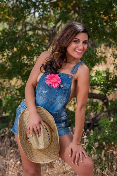 Beautiful girl in nature — Stock Photo, Image