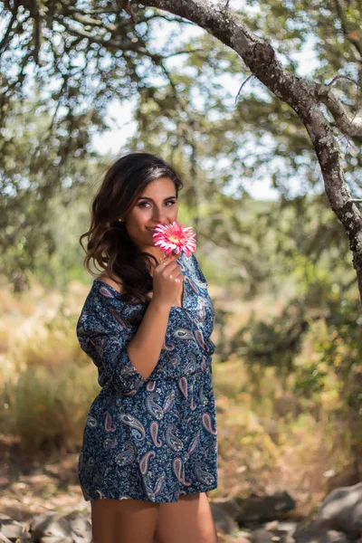 Hermosa chica en la naturaleza — Foto de Stock