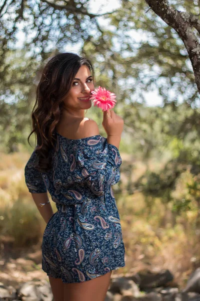 Hermosa chica en la naturaleza — Foto de Stock