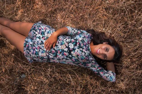 Beautiful girl in  nature — Stock Photo, Image