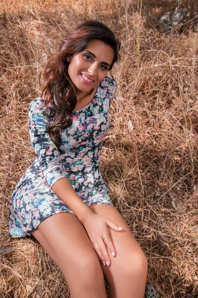 Hermosa chica en la naturaleza —  Fotos de Stock