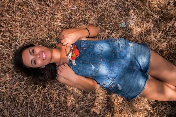 Beautiful girl in nature — Stock Photo, Image