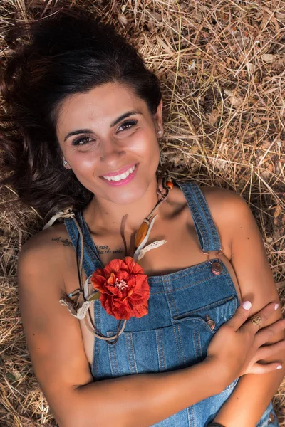 Menina bonita na natureza — Fotografia de Stock