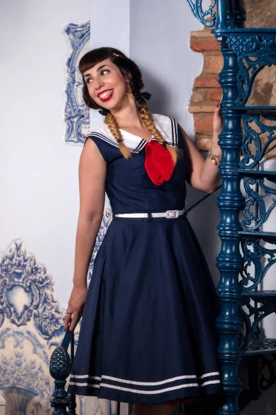 Lindo vestido de niña pinup — Foto de Stock