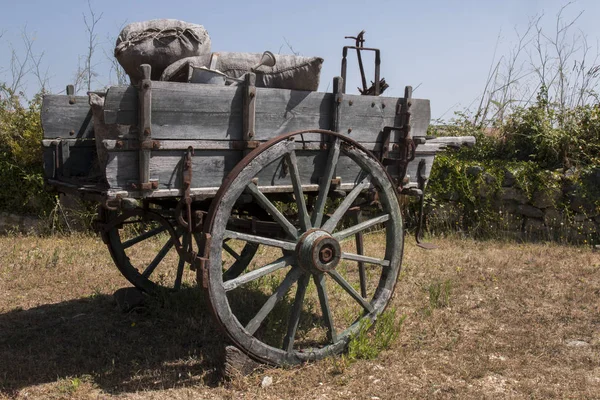 Παλιό ξύλινο καλάθι — Φωτογραφία Αρχείου