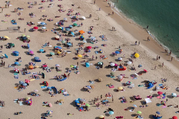 Zatłoczonej plaży latem — Zdjęcie stockowe