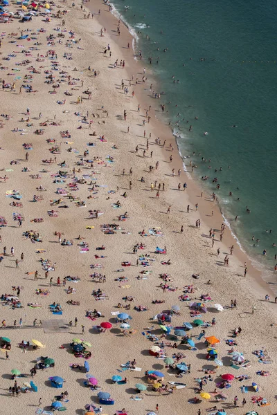 Playa abarrotada en verano —  Fotos de Stock