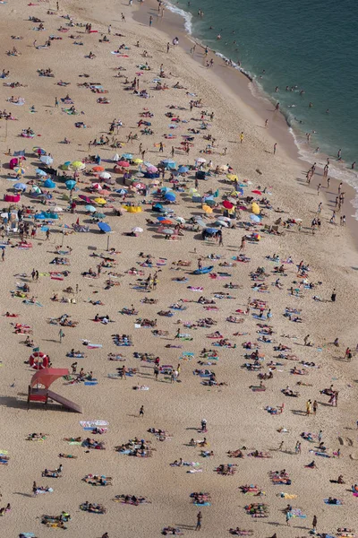 Gedrängter Strand im Sommer — Stockfoto