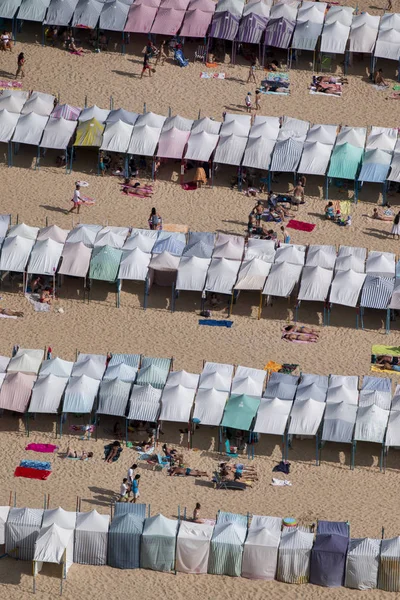 Yaz aylarında kalabalık plaj — Stok fotoğraf