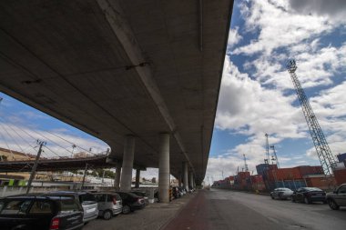 Köprünün altında