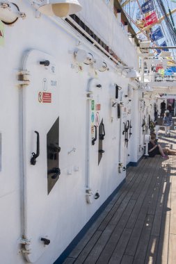 Kapılar uzun boylu yelkenli gemi