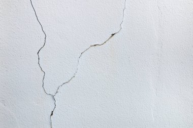 Beyaz bir duvar üzerinde çatlamak