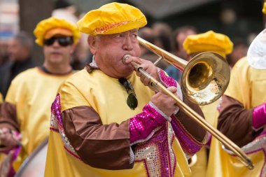 Loule, Portekiz - Şubat 2016: Renkli karnaval (Carnaval) geçit 