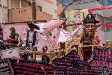 Loule, Portekiz - Şubat 2016: Renkli karnaval (Carnaval) geçit 