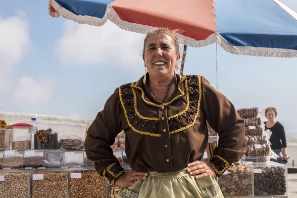 ナザレ、ポルトガル - 2016 年 7 月 20 日: ナザレ女性伝統的和え — ストック写真