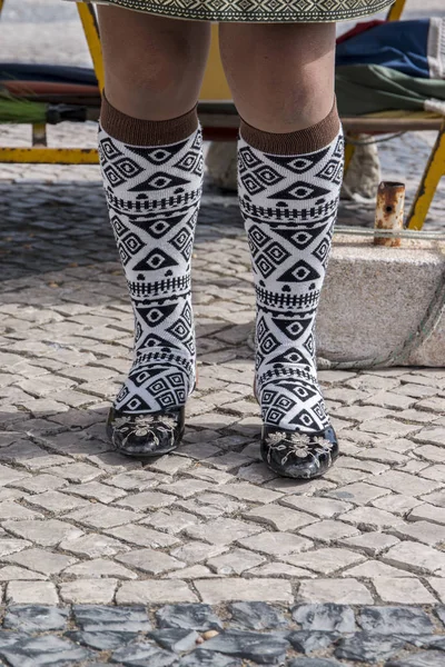 Nazaré, Portugal - 20 juli 2016: Detalj från strumpor av en traditi — Stockfoto