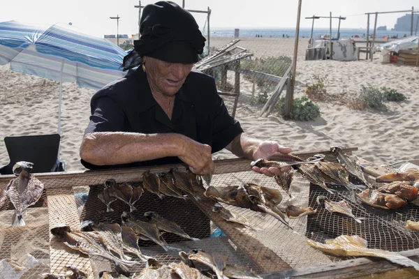 NAZARE, PORTUGAL - JULY 20, 2016: Nazare lady selling dried fish — Stock Photo, Image