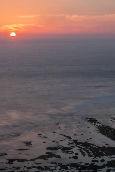 Wunderschöner Sonnenuntergang am Meer — Stockfoto