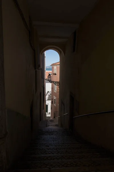 Jalan-jalan sempit di Lisbon — Stok Foto