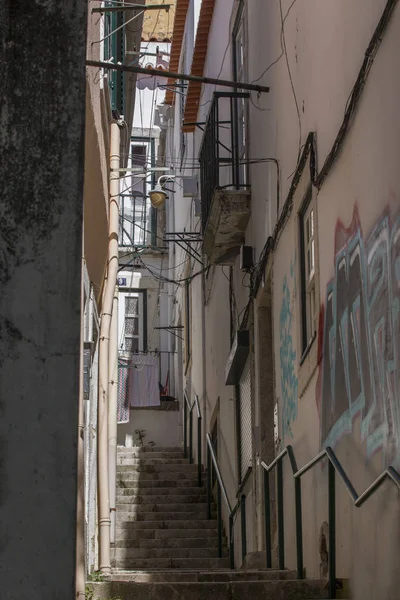 Вузькими вуличками міста Лісабон — стокове фото