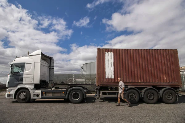 Duży pojemnik truck — Zdjęcie stockowe